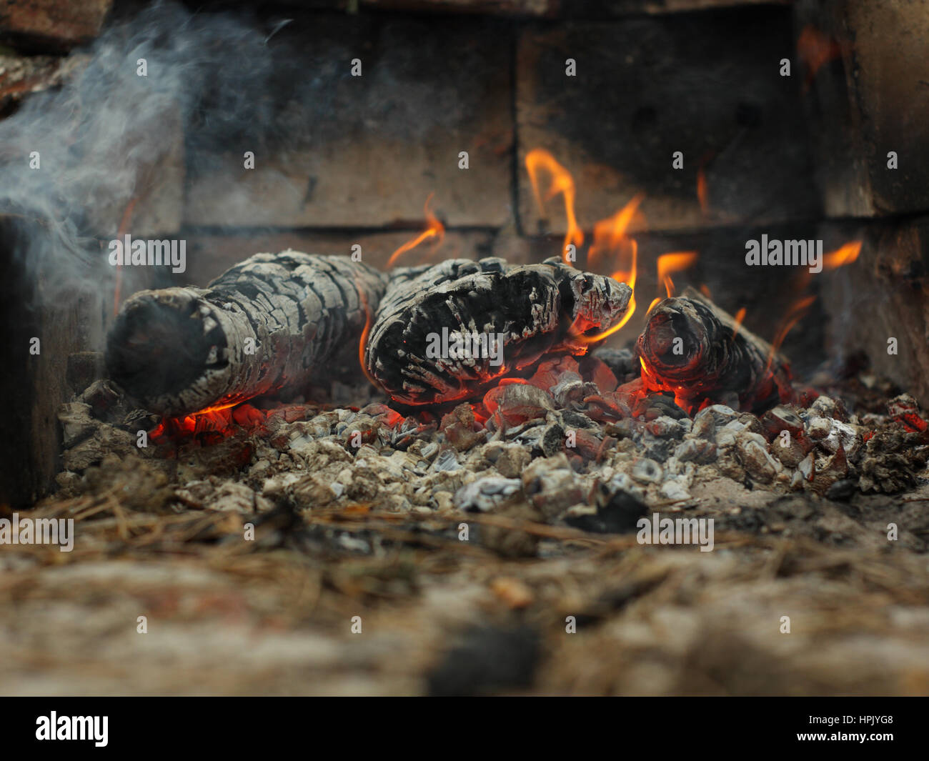 Tizzi e sopra il fuoco tizzone nel focolare, shallow DOF Foto Stock