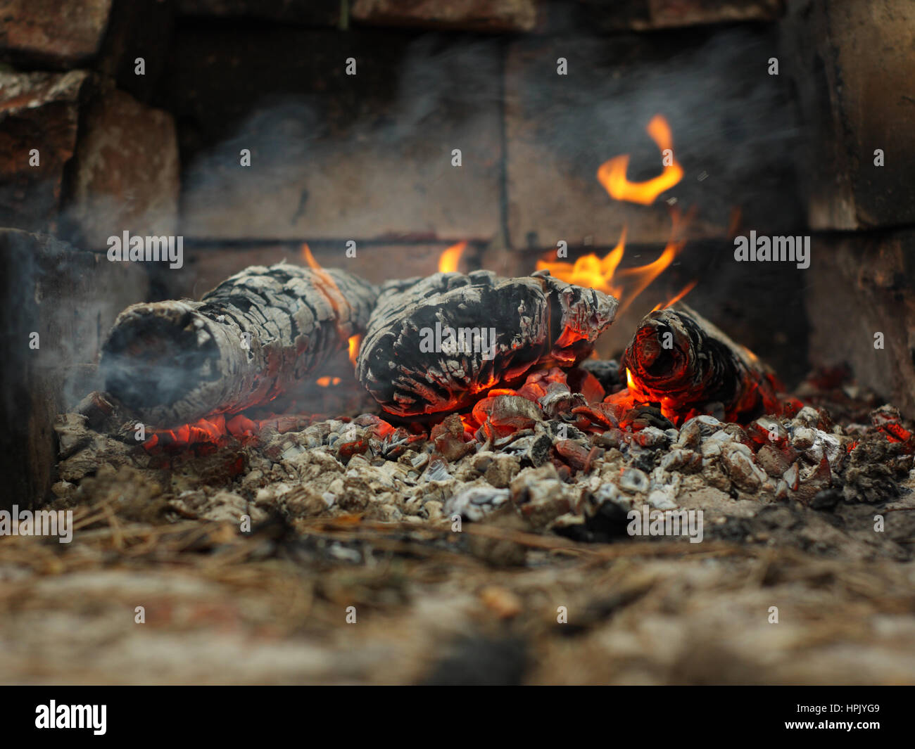 Tizzi e sopra il fuoco tizzone nel focolare, shallow DOF Foto Stock