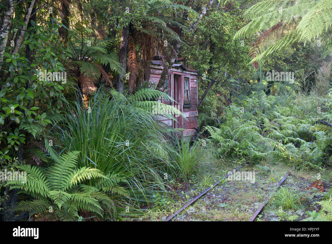 Greymouth, nella costa occidentale della Nuova Zelanda. Incolto binario ferroviario in baraccopoli, la ricreazione di un edificio del XIX secolo di oro-insediamento minerario. Foto Stock