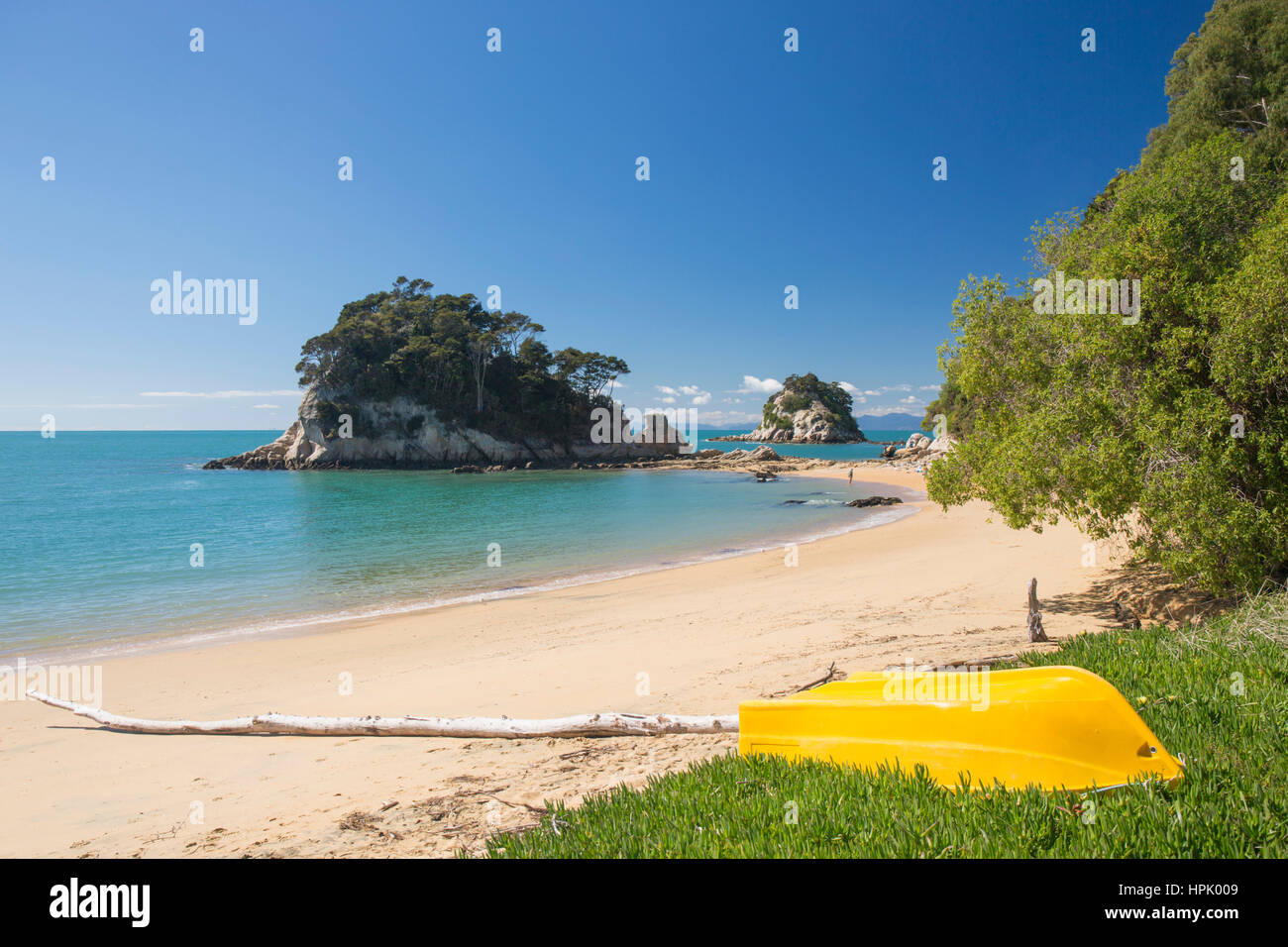 Kaiteriteri, Tasmania, Nuova Zelanda. Vista lungo la spiaggia sabbiosa a poco Kaiteriteri, Torlesse Rock visibile in background. Foto Stock