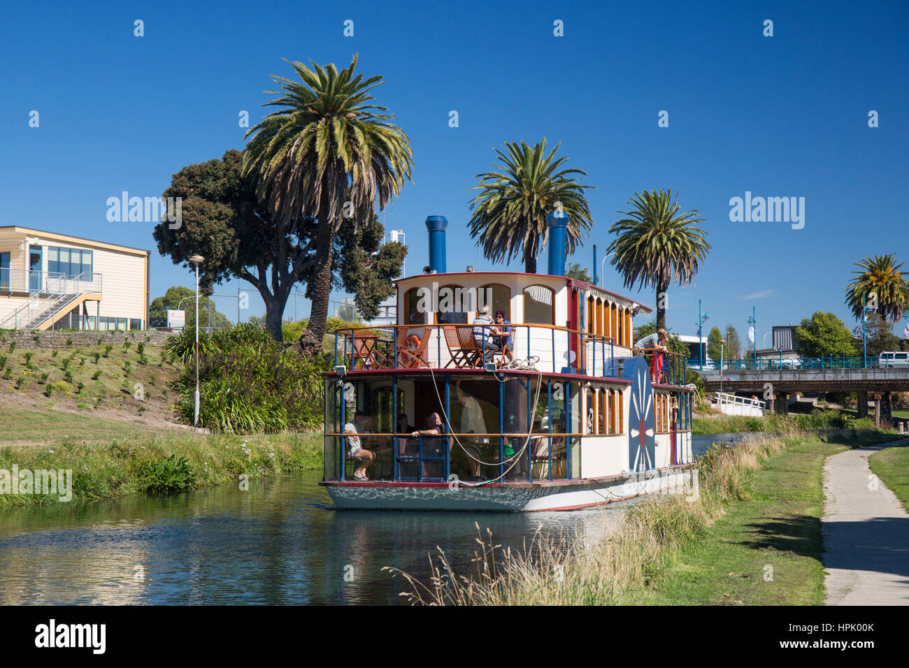 Blenheim, Marlborough, Nuova Zelanda. Vista lungo il palmo rivestito di fiume Taylor, Marlborough's River Queen voce a valle. Foto Stock