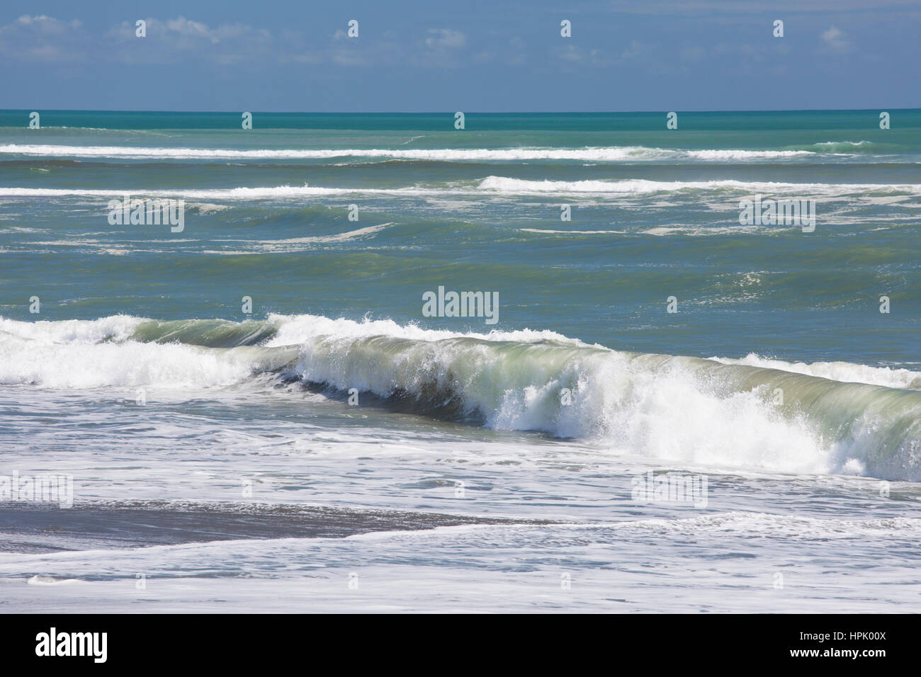 Hokitika, nella costa occidentale della Nuova Zelanda. Onde potenti dal Mar di Tasmania che si infrangono sulla spiaggia. Foto Stock