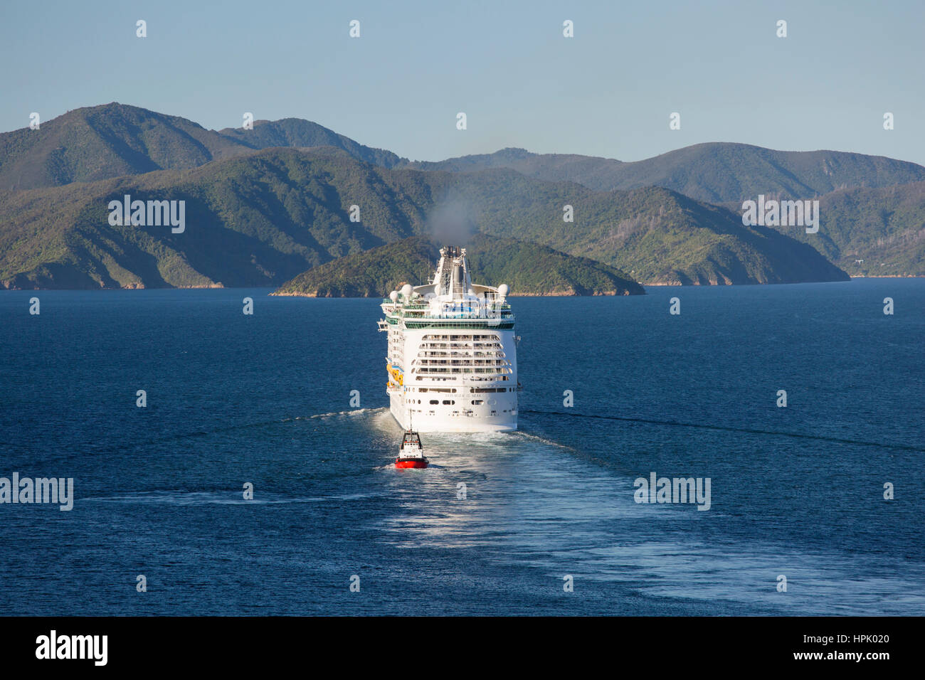 Picton Marlborough, Nuova Zelanda. Il Royal Caribbean Cruise Ship Voyager dei mari immettendo il Queen Charlotte Sound. Foto Stock