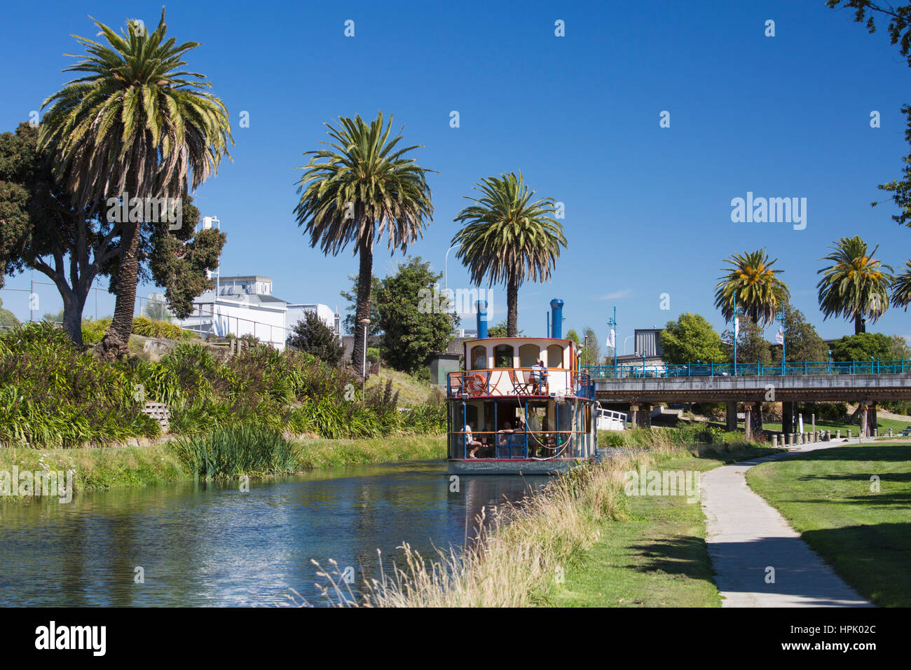 Blenheim, Marlborough, Nuova Zelanda. Vista lungo il palmo rivestito di fiume Taylor, Marlborough's River Queen voce a valle. Foto Stock