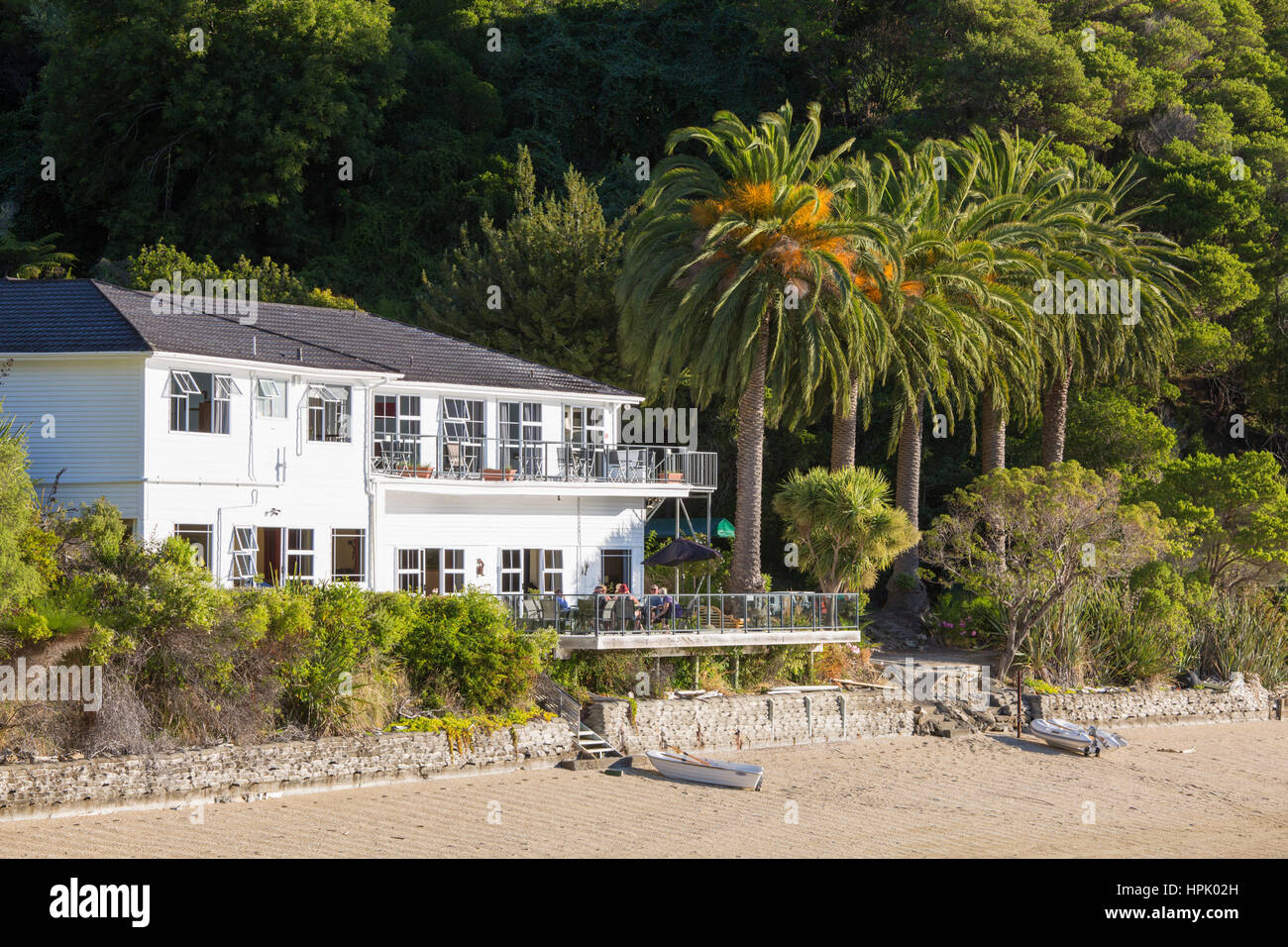 Te Mahia, Marlborough, Nuova Zelanda. Vista sulla spiaggia con la bassa marea di esclusiva Te Mahia Bay Resort, Kenepuru Sound. Foto Stock