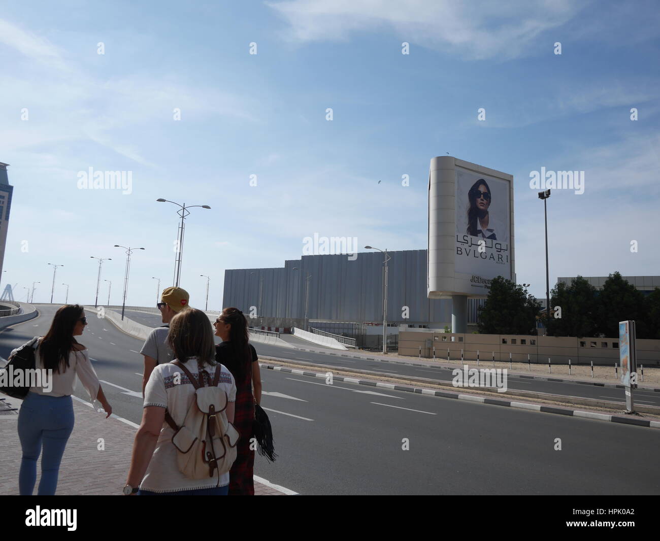 I turisti a piedi passato JC Decaux JCdecaux sito di pubblicità per gli orologi Bulgari in Dubai Foto Stock