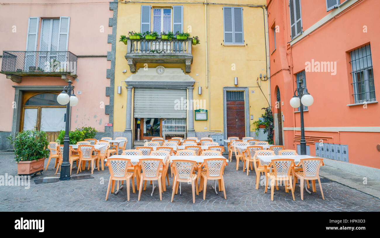 Un vuoto ma colorate angolo di strada in Piacenza, Italia Foto Stock