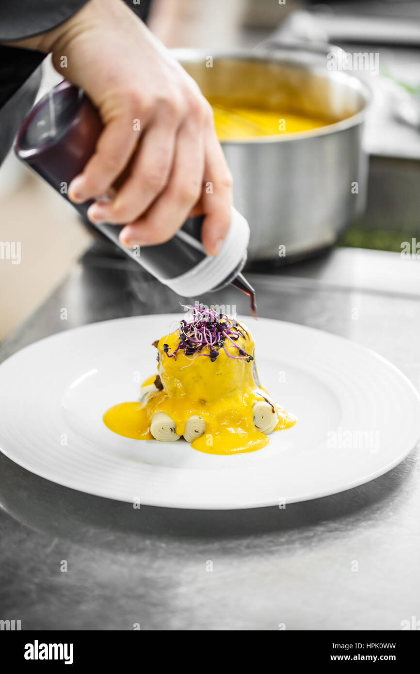Ristorante lavoratori preparare i pasti per il servizio al tavolo Foto Stock