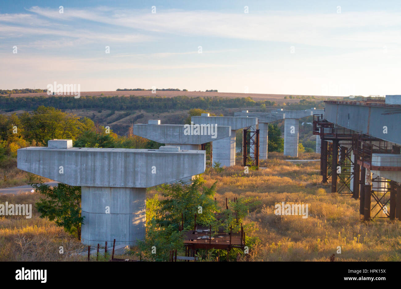 Colonne di cemento al di sotto del ponte di costruzione in Zaporozhye, Ucraina Foto Stock