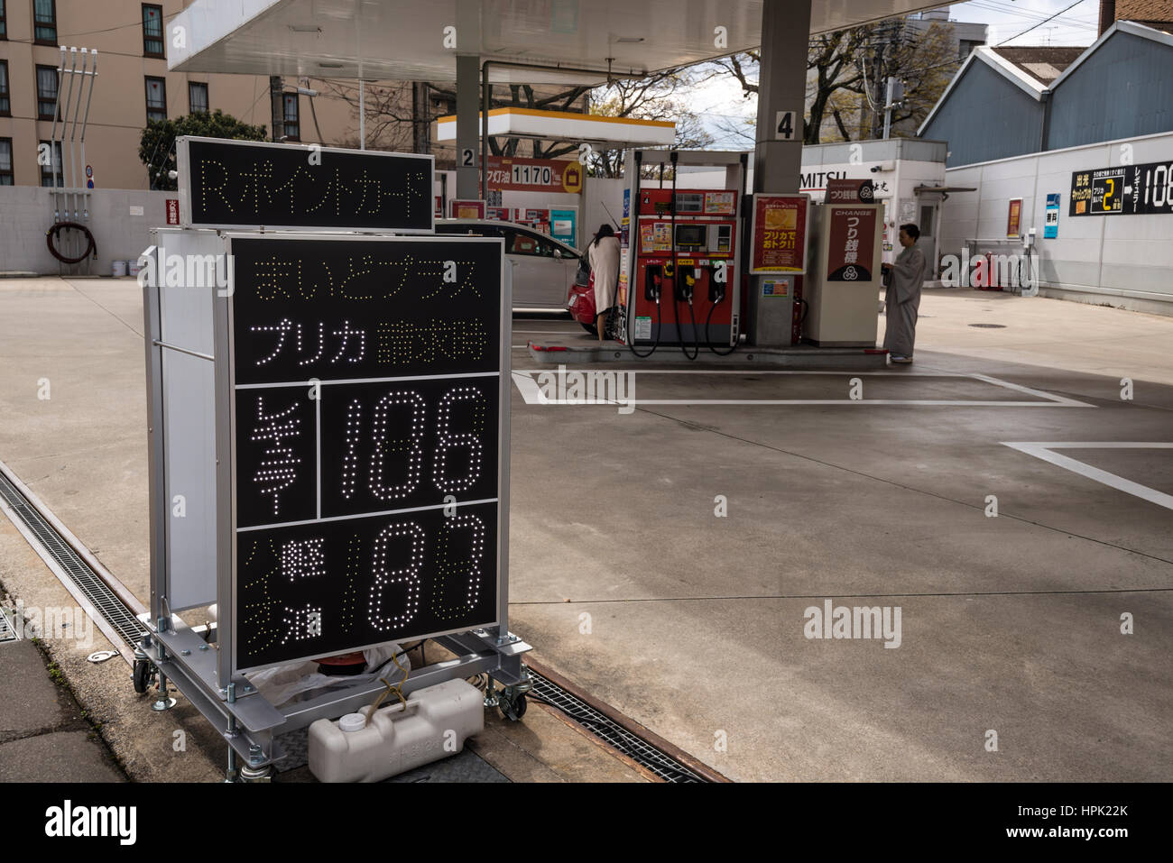 Una stazione di benzina con un display elettronico dei prezzi del combustibile a Kyoto, Giappone Foto Stock