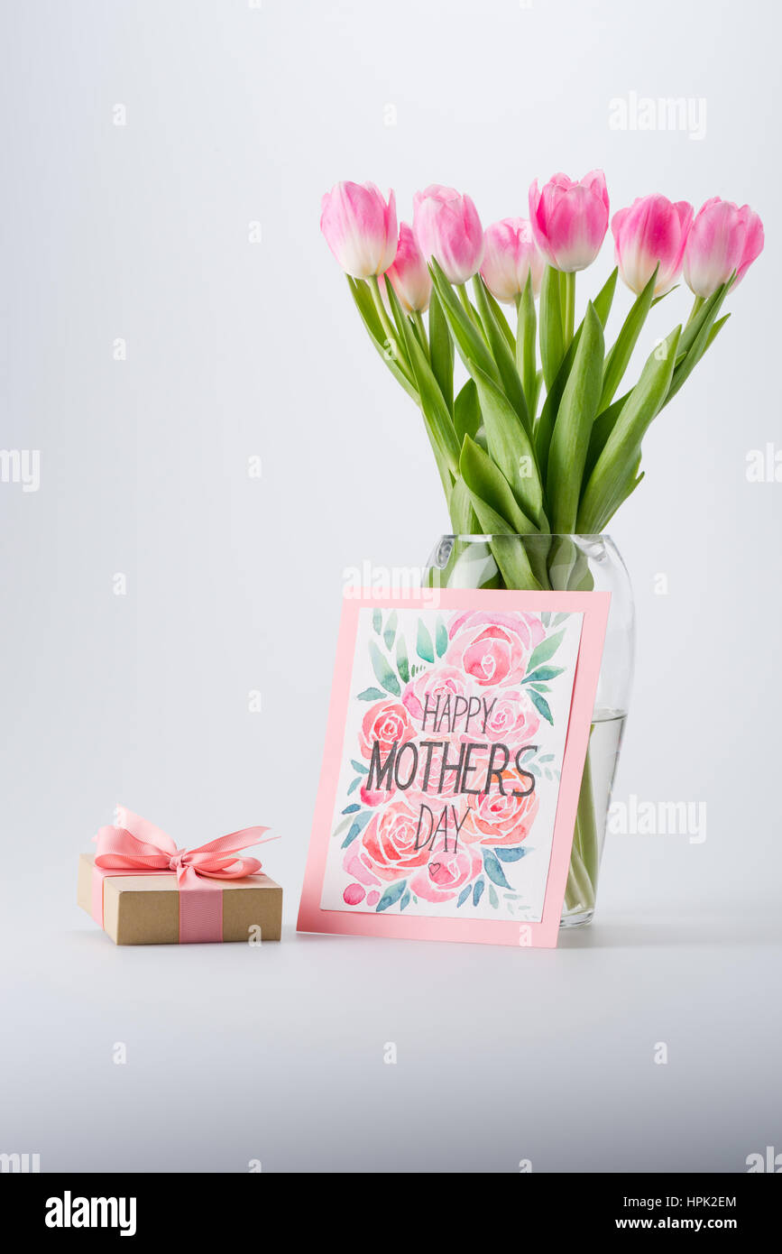 Di un bel colore rosa tulipani in vaso, felice festa della mamma cartolina e regalo Foto Stock