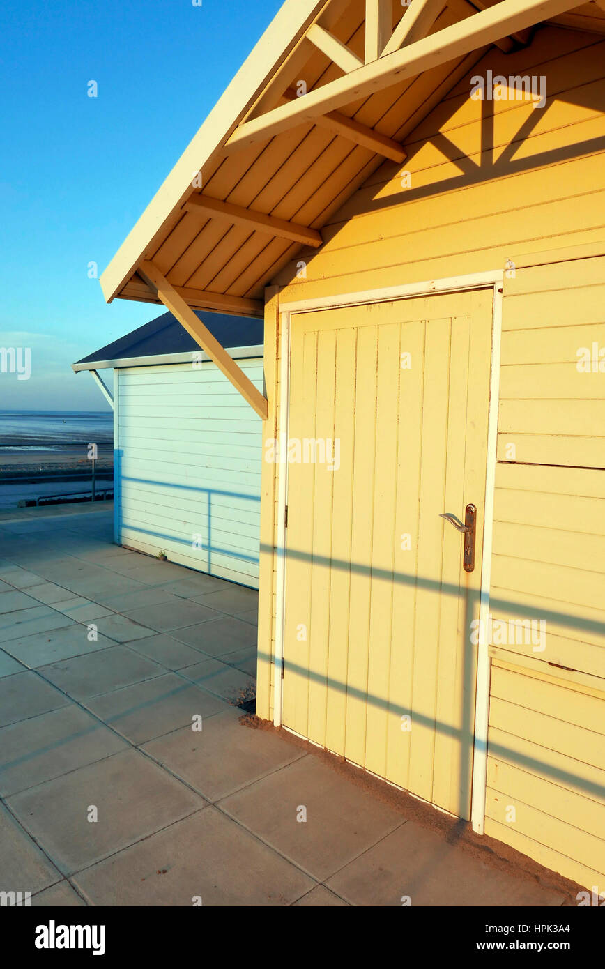 Color pastello capanne sulla spiaggia Foto Stock