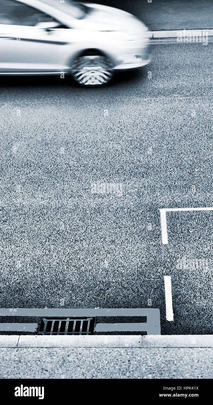 Veicolo che passa per bambini con due linee gialle sulla strada Foto Stock