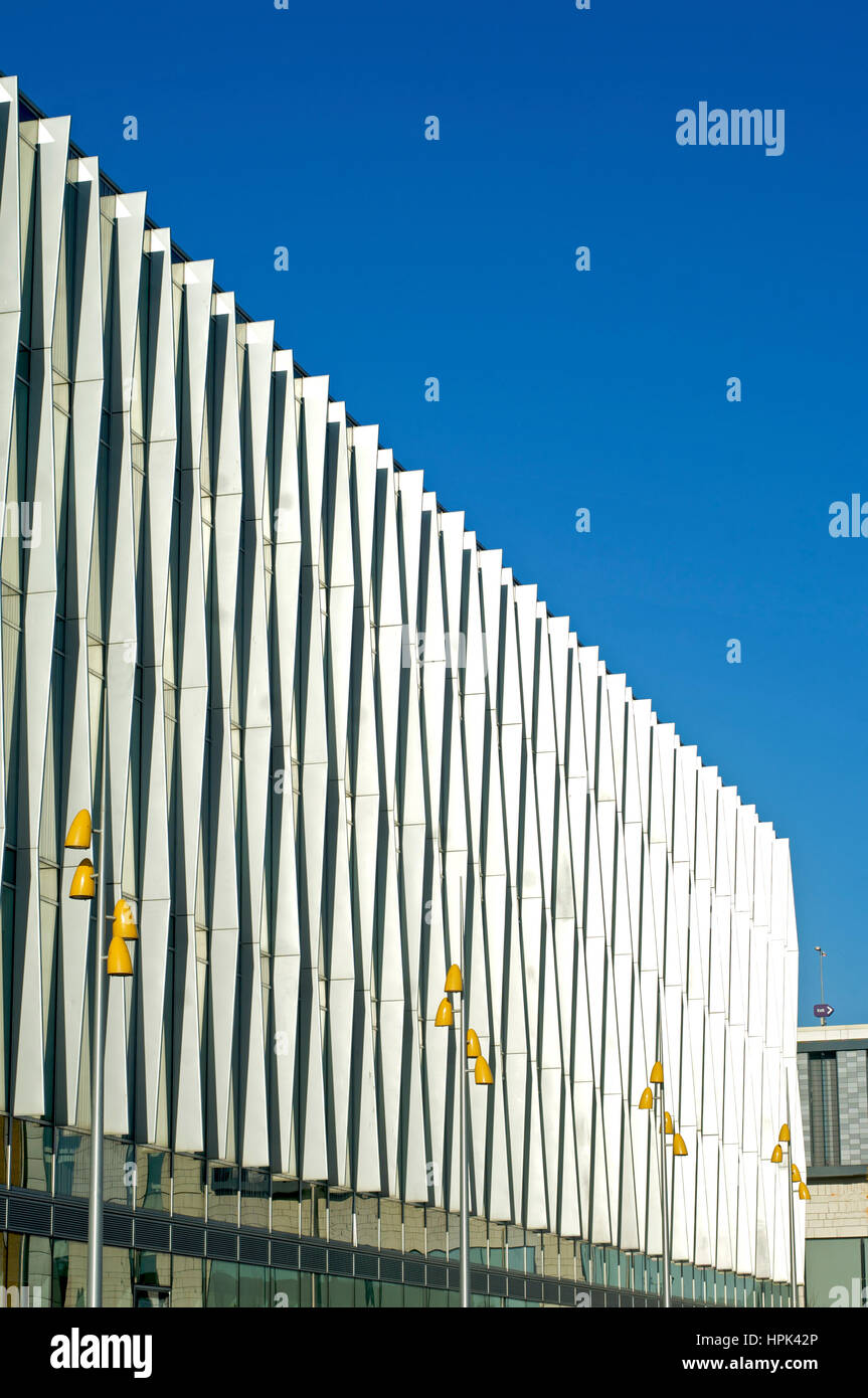 Edificio bianco con luce gialla posti Foto Stock