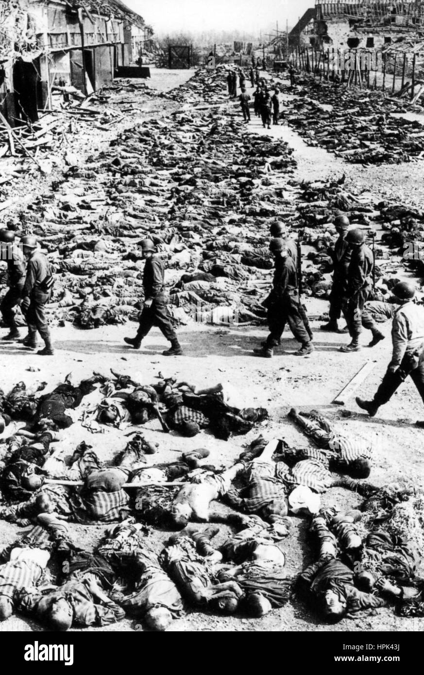 CAMPO DI CONCENTRAMENTO DI AUSCHWITZ. Soldati americani che passavano file di cadaveri dopo la liberazione del campo il 27 gennaio 1945 Foto Stock