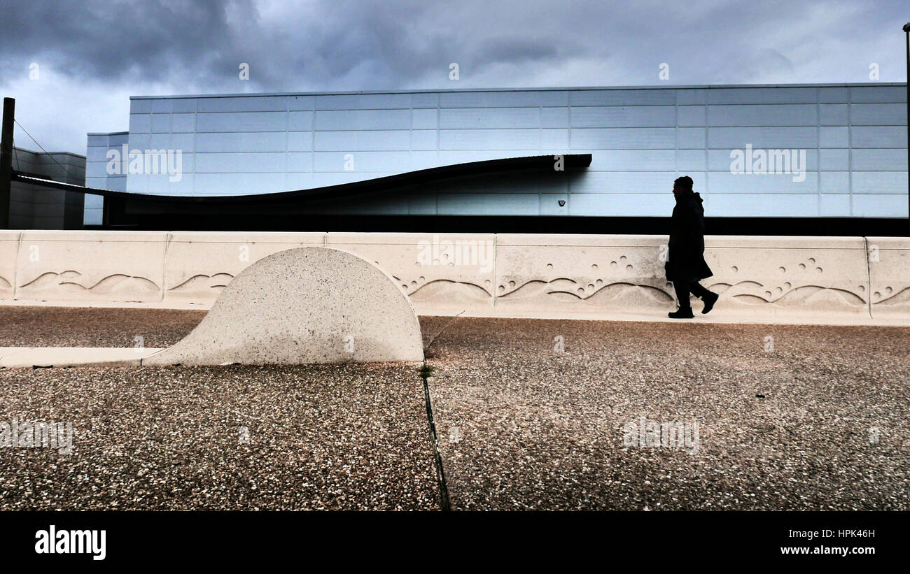 Silhouette di un uomo a piedi edificio di passato Foto Stock