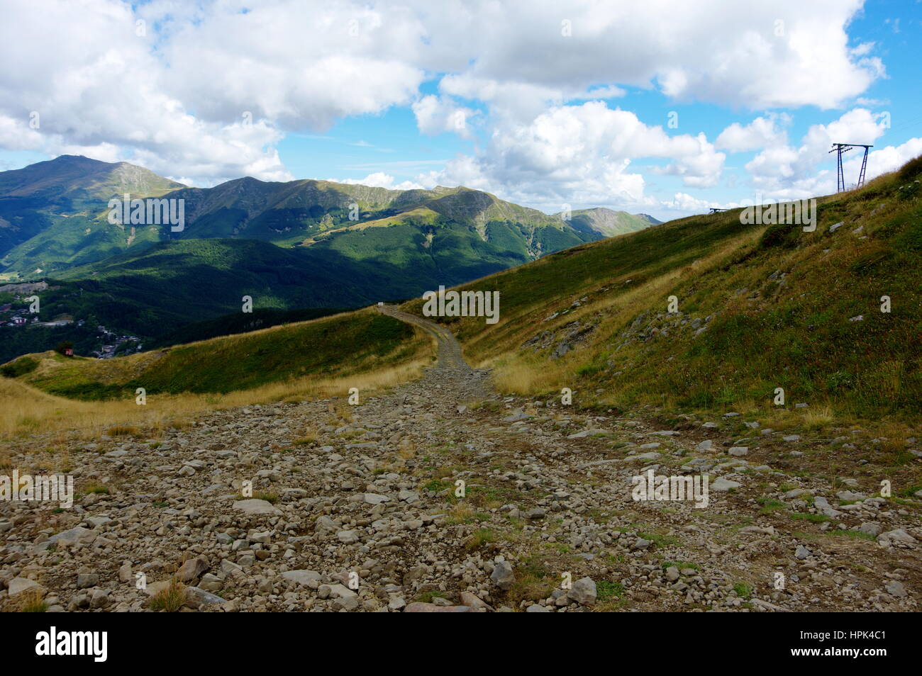 Il verde paesaggio di montagna con percorso di montagna e colpendo cloudscape - vacanze estive in Abetone (Monte Gomito, Pistoia), Toscana, Italia, Europa Foto Stock