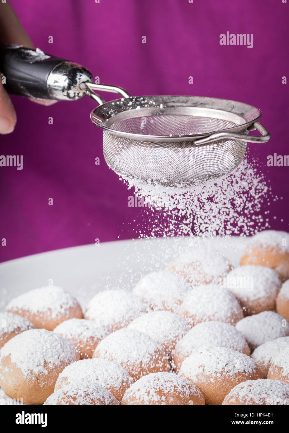 Spolverare con zucchero a velo sulle torte Foto stock - Alamy