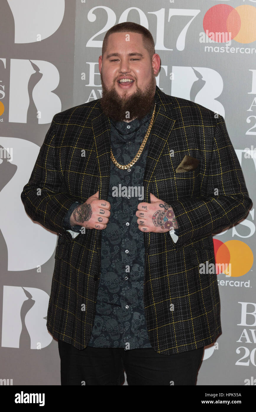 Londra, Regno Unito. Il 22 febbraio, 2017. Rag 'n' osso Man (Rory Graham). Tappeto rosso arrivi per il 2017 BRIT Awards presso l'Arena O2. Credito: Bettina Strenske/Alamy Live News Foto Stock