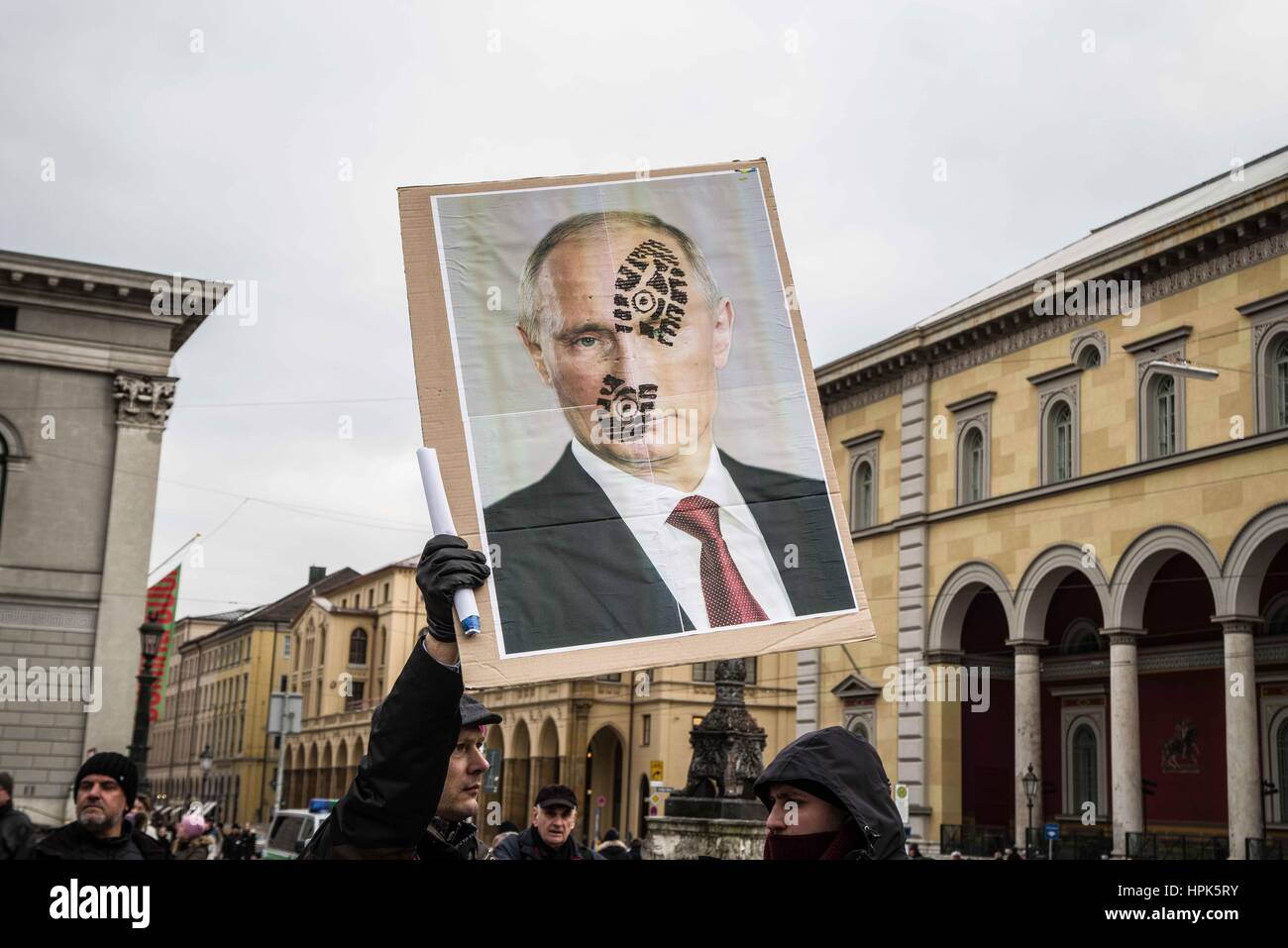 Monaco di Baviera, Germania. 18 Febbraio, 2017. Putin faccia con stampa di avvio. Anti-MSC proteste organizzate da lontano e radical-rightists sotto la bandiera del 'anti-imperialista di azione " con il supporto di estrema destra Friedensbewegung bundesweit Koordination (FDK) al Rindermarkt vicino al Jewish centro culturale a Jakobsplatz. Credito: Sachelle Babbar/ZUMA filo/Alamy Live News Foto Stock