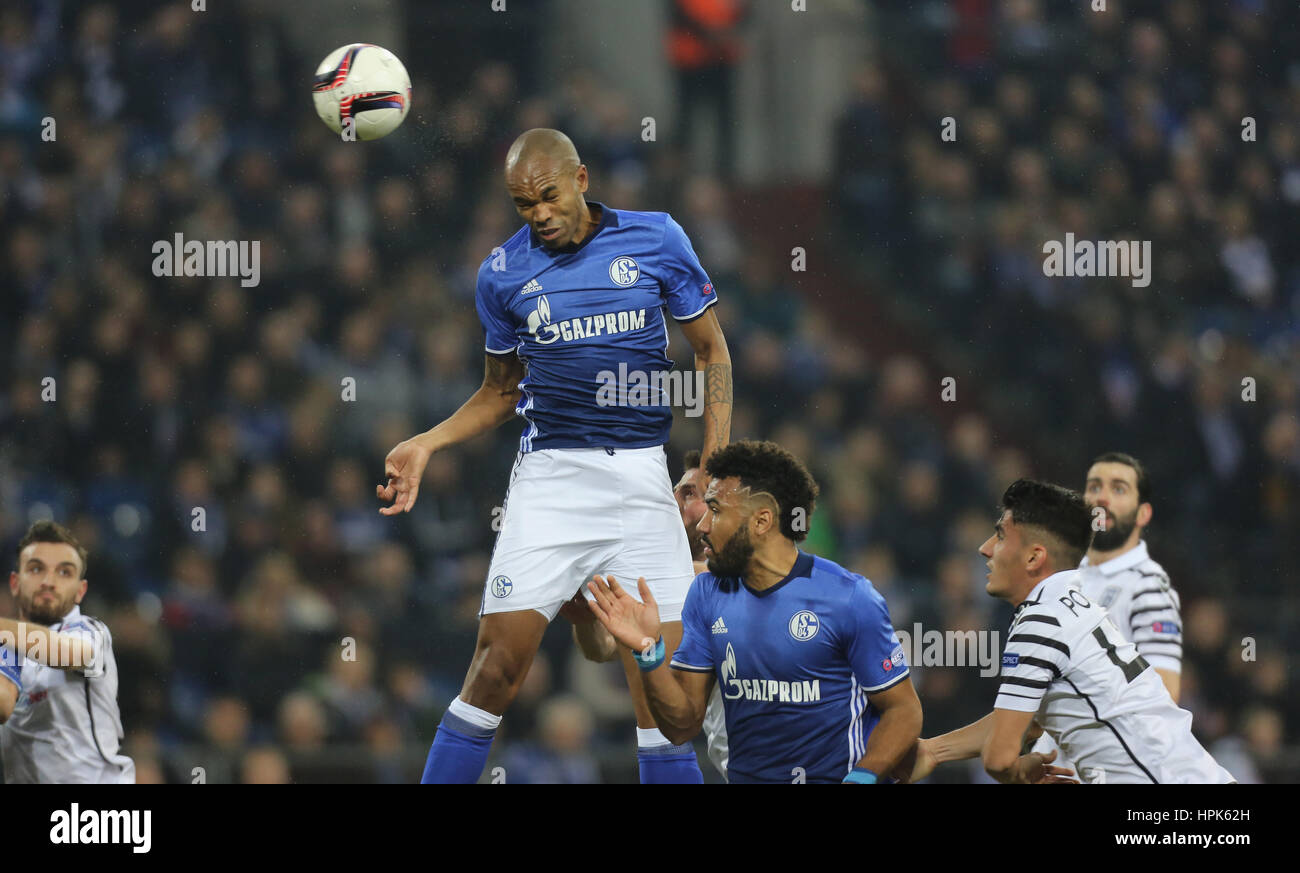 Gelsenkirchen, Germania 22.02.2017, FC Schalke 04 vs PAOK FC, Naldo (Schalke) geht zum Kopfball accanto Achilleas Pouggouras PAOK (R) e Eric Maxim Choupo-Moting. © Juergen schwarz/Alamy Live News Foto Stock