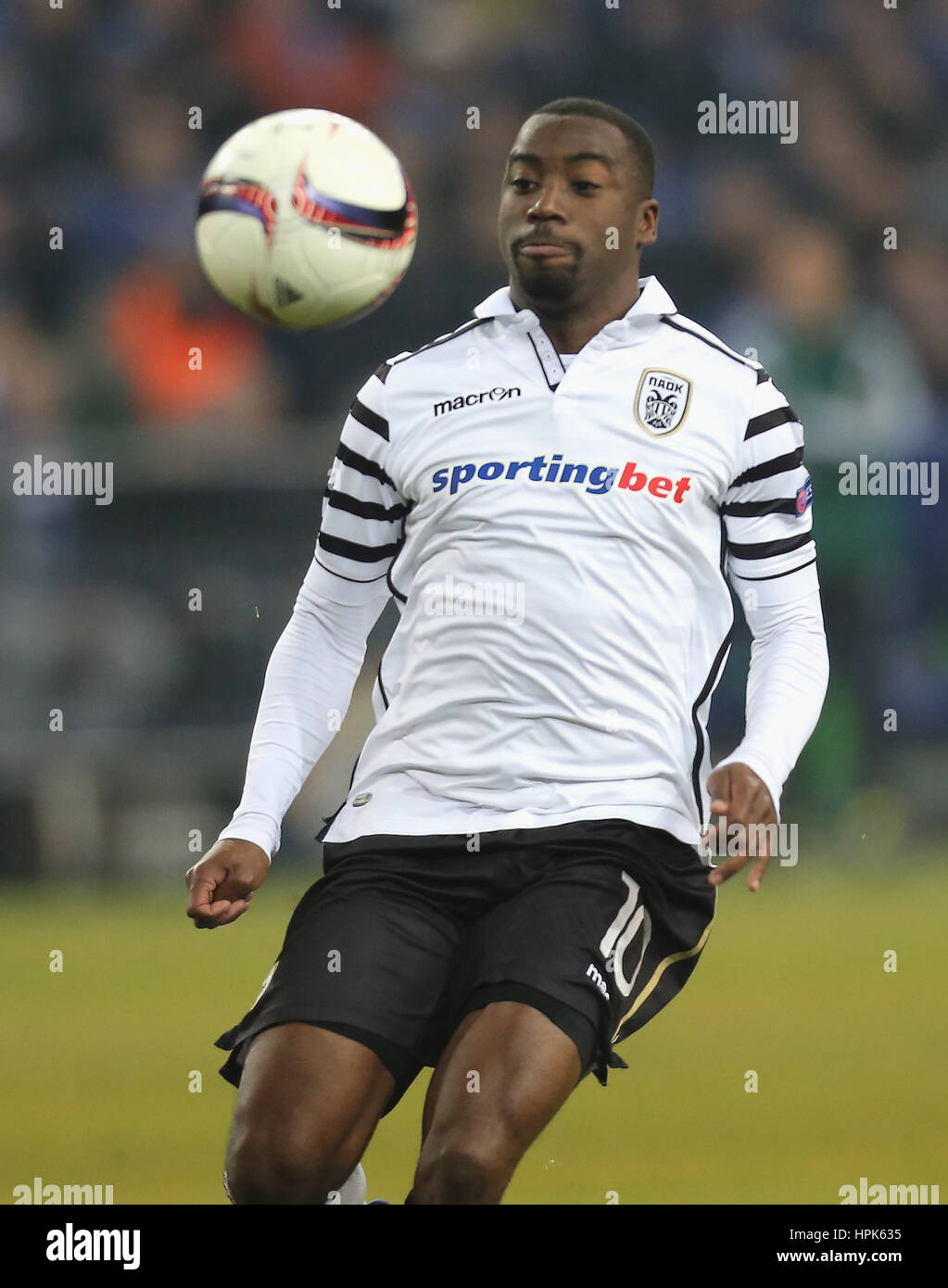 Gelsenkirchen, Germania 22.02.2017, FC Schalke 04 vs PAOK FC, Djalma Campos (PAOK) controlla la sfera. © Juergen schwarz/Alamy Live News Foto Stock