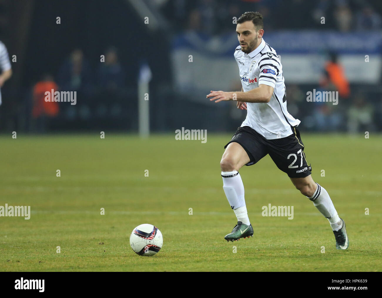 Gelsenkirchen, Germania 22.02.2017, FC Schalke 04 vs PAOK FC, Giannis Mystakidis (PAOK) controlla la sfera. © Juergen schwarz/Alamy Live News Foto Stock