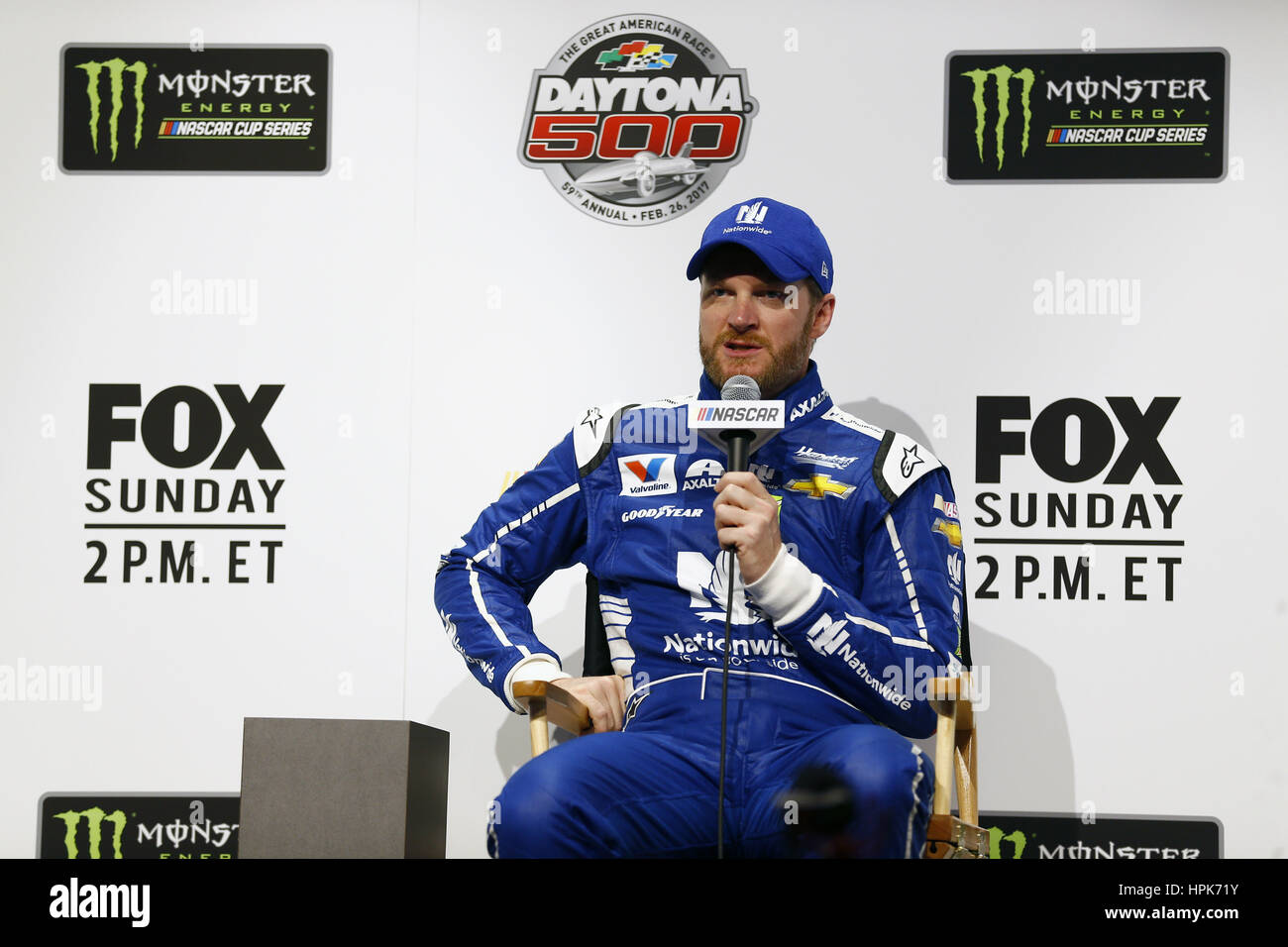 Daytona Beach, FL, Stati Uniti d'America. Il 22 febbraio, 2017. Daytona Beach, FL - Feb 22, 2017: Dale Earnhardt Jr (88) incontro con i media durante l'annuale Daytona 500 Media Day al Daytona International Speedway di Daytona Beach, FL. Credito: Chris Owens Asp Inc/ASP/ZUMA filo/Alamy Live News Foto Stock