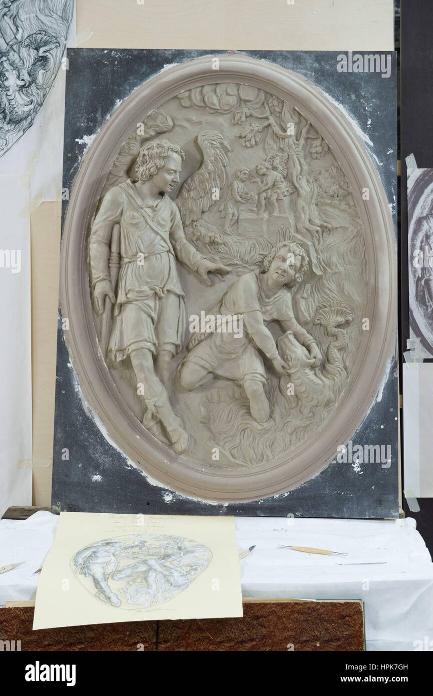 Ottendorf-Okrilla, Germania. Il 22 febbraio, 2017. Un rilievo di forma ovale della storica soffitto in stucco di Francoforte "scala d'Oro" su un tavolo presso il seminario di Fuchs e Gierke Bau und Denkmalpflege GmbH in Ottendorf-Okrilla, Germania, 22 febbraio 2017. La replica del 37 metro quadrato, riccamente decorata a stucco sul soffitto del primo piano della Frankfurt casa in legno e muratura è stata realizzata da esperti di Sassonia. Il progetto ha un costo di circa 250.000 euro. Foto: Sebastian Kahnert/dpa-Zentralbild/dpa/Alamy Live News Foto Stock