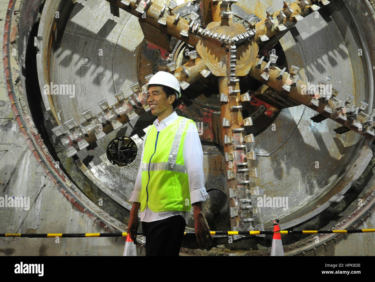 Jakarta, Indonesia. Il 23 febbraio, 2017. Il Presidente indonesiano Joko visite Widodo Mass Rapid Transit (MRT) sito del progetto di Jakarta, Indonesia, dal 23 febbraio, 2017. La stazione MRT di servizio dovrebbe essere operativo nel marzo 2019. Credito: Zulkarnain/Xinhua/Alamy Live News Foto Stock