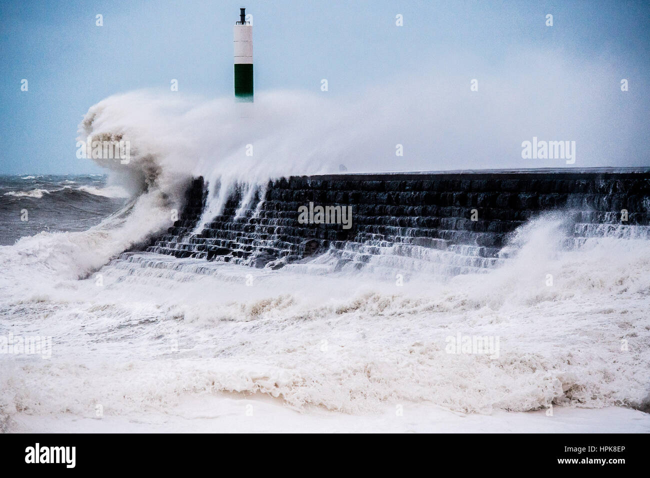 Aberystwyth, Wales, Regno Unito. Il 23 febbraio, 2017. Regno Unito: Meteo nelle prime ore del mattino di giovedì, Storm Doris, la quarta denominata tempesta di inverno, colpisce la città balneare di Aberystwyth, portando grandi onde pounding contro la passeggiata a mare e difese. Tempesta violenta forza 11 si avvolge, con raffiche di fino a 90mph sono previsioni per parte del Galles del Nord e a nord-ovest Inghilterra, con il rischio di danni alla proprietà e di gravi perturbazioni per viaggiare. La tempesta è stato classificato come un "meteo bomba' (esplosiva Cyclogenisis) dal Met Office. Photo credit: keith morris/Alamy Live News Foto Stock