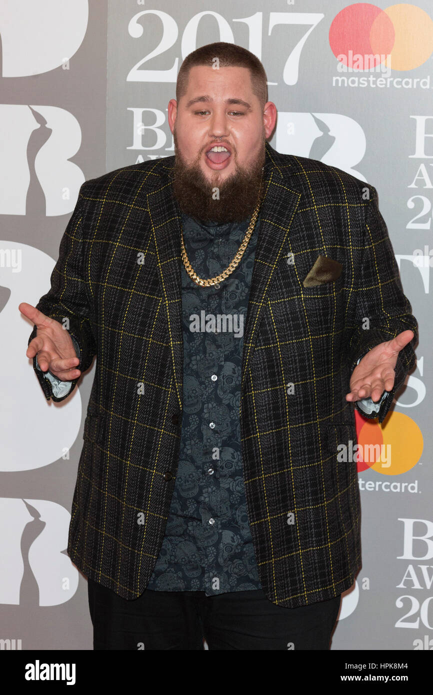 Londra, Regno Unito. Il 22 febbraio 2017. Rag 'n' osso Man (Rory Graham). Tappeto rosso arrivi per il 2017 BRIT Awards presso l'Arena O2. © Bettina Strenske/Alamy Live News Foto Stock