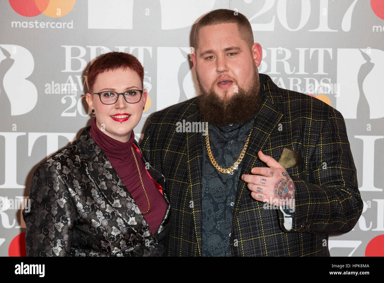 Londra, Regno Unito. Il 22 febbraio 2017. Rag 'n' osso Man (Rory Graham). Tappeto rosso arrivi per il 2017 BRIT Awards presso l'Arena O2. © Bettina Strenske/Alamy Live News Foto Stock