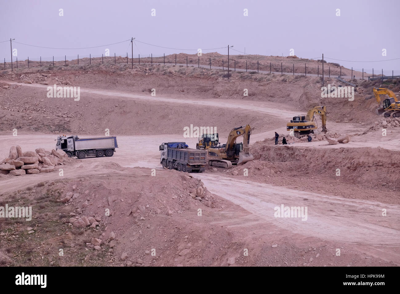Costruzione i lavoratori lavorano sulla compensazione terreno per nuove case nell'insediamento ebraico di Mitzpe Yeriho insediamento ebraico in Cisgiordania. Situato a est di Gerusalemme nel Judaean o deserto della Giudea, Israele il 22 febbraio 2017. Israele ha annunciato di recente costruzione di circa 6.000 nuove case negli insediamenti esistenti in Cisgiordania e a Gerusalemme Est, disegno rimprovero da parte della comunità internazionale. Credito: Eddie Gerald/Alamy Live News Foto Stock
