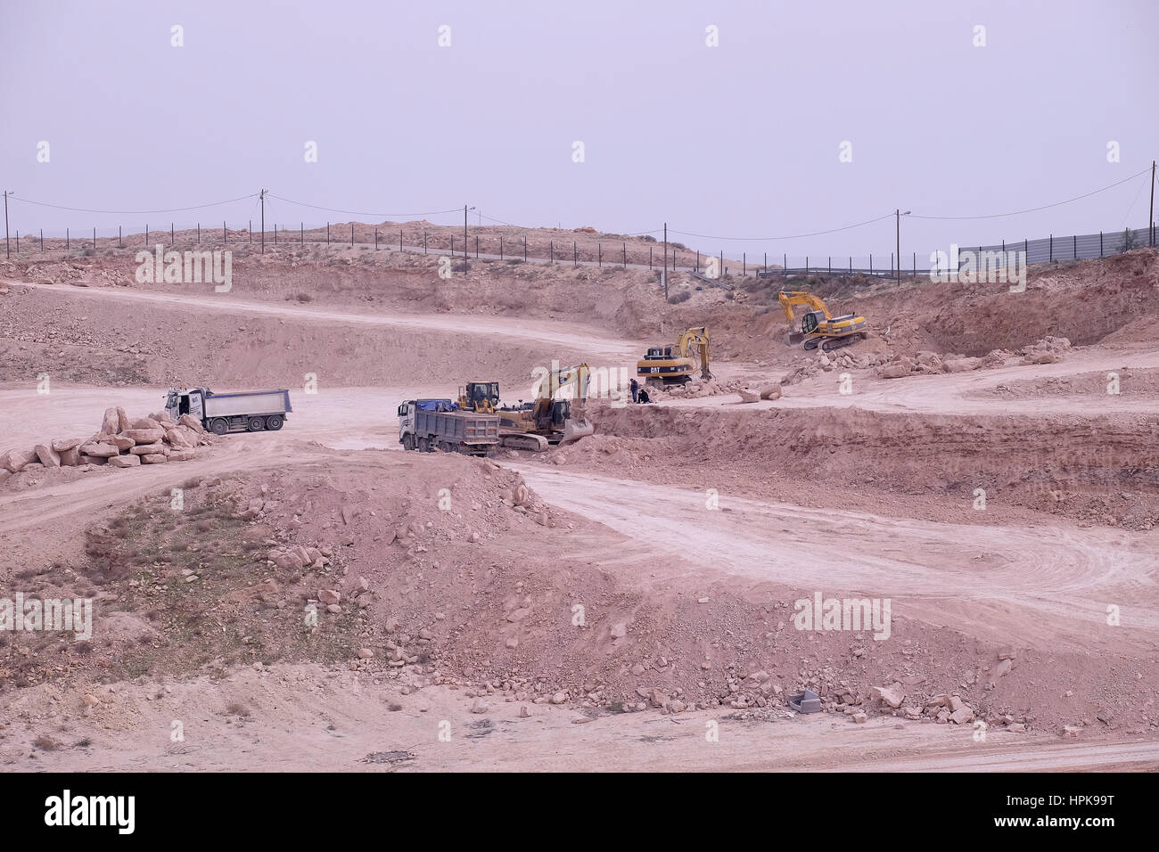 Costruzione i lavoratori lavorano sulla compensazione terreno per nuove case nell'insediamento ebraico di Mitzpe Yeriho insediamento ebraico in Cisgiordania. Situato a est di Gerusalemme nel Judaean o deserto della Giudea, Israele il 22 febbraio 2017. Israele ha annunciato di recente costruzione di circa 6.000 nuove case negli insediamenti esistenti in Cisgiordania e a Gerusalemme Est, disegno rimprovero da parte della comunità internazionale. Credito: Eddie Gerald/Alamy Live News Foto Stock