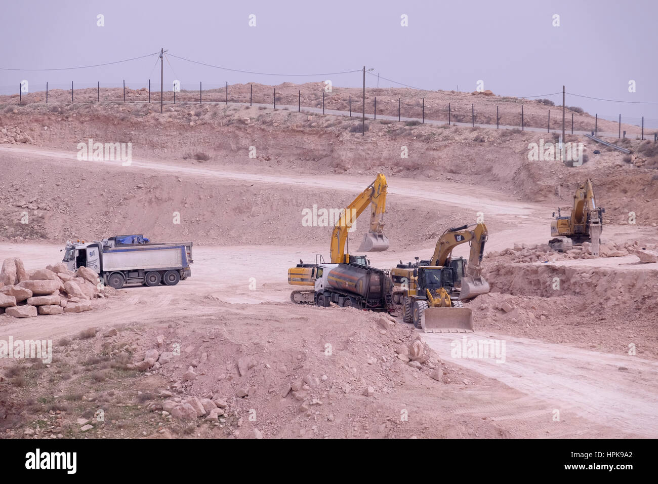 Costruzione i lavoratori lavorano sulla compensazione terreno per nuove case nell'insediamento ebraico di Mitzpe Yeriho insediamento ebraico in Cisgiordania. Situato a est di Gerusalemme nel Judaean o deserto della Giudea, Israele il 22 febbraio 2017. Israele ha annunciato di recente costruzione di circa 6.000 nuove case negli insediamenti esistenti in Cisgiordania e a Gerusalemme Est, disegno rimprovero da parte della comunità internazionale. Credito: Eddie Gerald/Alamy Live News Foto Stock