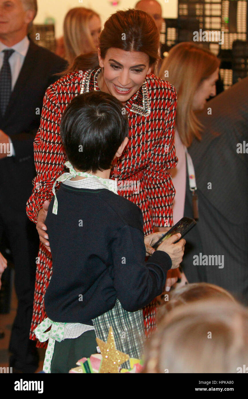 Madrid, Spagna. Il 23 febbraio, 2017. In Argentina la First Lady Juliana Awada durante l inaugurazione della trentaseiesima edizione della Fiera Internazionale di Arte Contemporanea ' ARCO ' in occasione della sua visita ufficiale in Spagna a Madrid, giovedì 23 febbraio 2017. Credito: Gtres Información más Comuniación on line, S.L./Alamy Live News Foto Stock