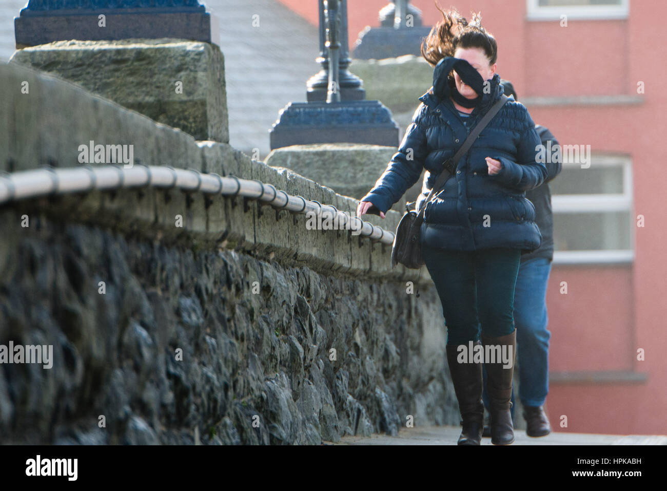 Aberystwyth, Wales, Regno Unito. Il 23 febbraio, 2017. Regno Unito: Meteo come venti di tempesta Doris rafforzare, pedoni lotta a camminare per le strade di Aberystwyth questa mattina. Tempesta violenta forza 11 si avvolge, con raffiche fino a 90mph sono previsioni per parti del Galles del Nord e a nord-ovest Inghilterra, con il rischio di danni alla proprietà e di gravi perturbazioni per viaggiare Storm Doris è il quarto denominato storm dell'inverno ed è stato classificato come un "meteo bomba' (esplosiva cyclogenesis) dal Met Office Photo credit: Keith Morris /Alamy Live News Foto Stock