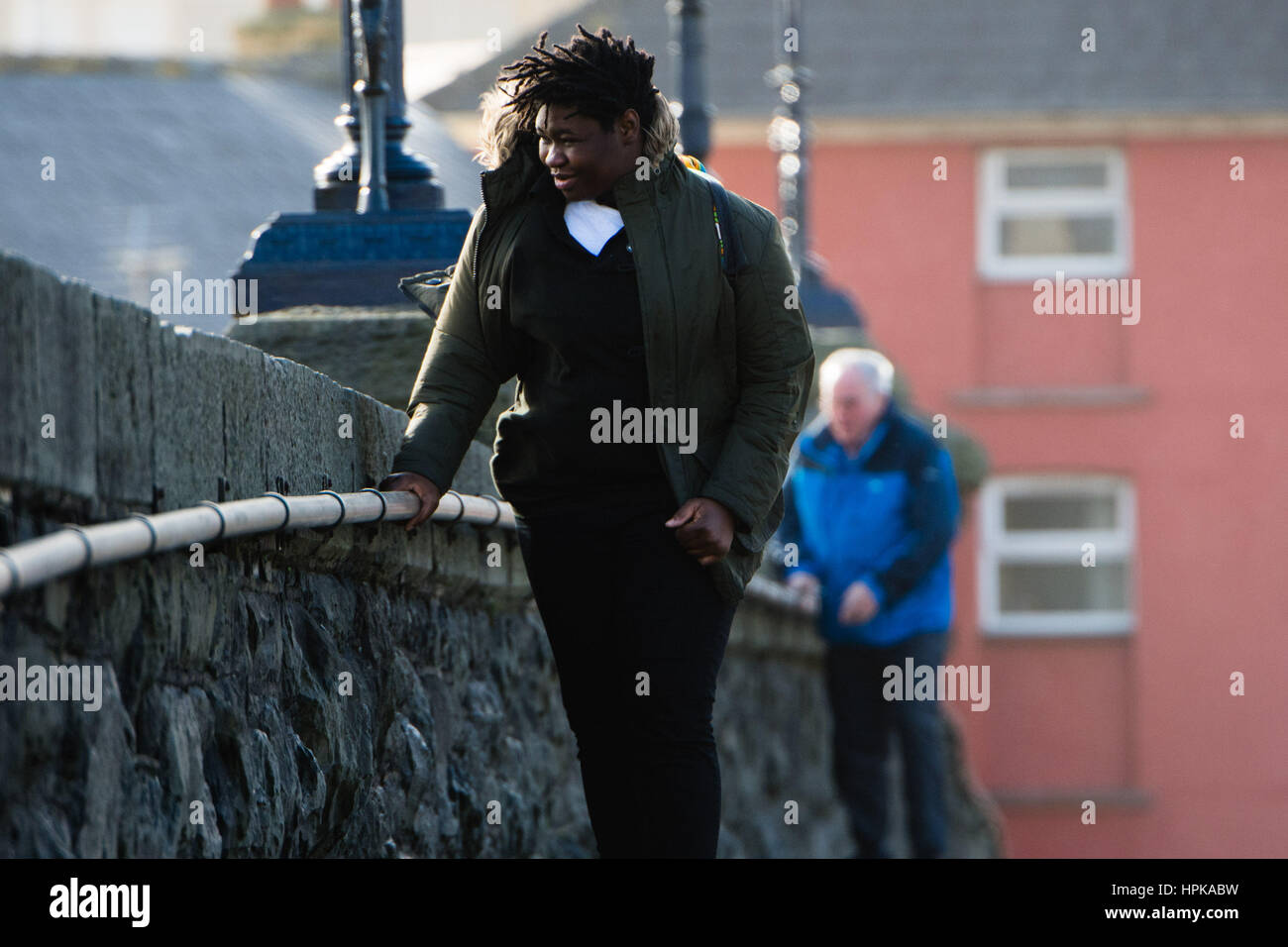 Aberystwyth, Wales, Regno Unito. Il 23 febbraio, 2017. Regno Unito: Meteo come venti di tempesta Doris rafforzare, pedoni lotta a camminare per le strade di Aberystwyth questa mattina. Tempesta violenta forza 11 si avvolge, con raffiche fino a 90mph sono previsioni per parti del Galles del Nord e a nord-ovest Inghilterra, con il rischio di danni alla proprietà e di gravi perturbazioni per viaggiare Storm Doris è il quarto denominato storm dell'inverno ed è stato classificato come un "meteo bomba' (esplosiva cyclogenesis) dal Met Office Photo credit: Keith Morris /Alamy Live News Foto Stock