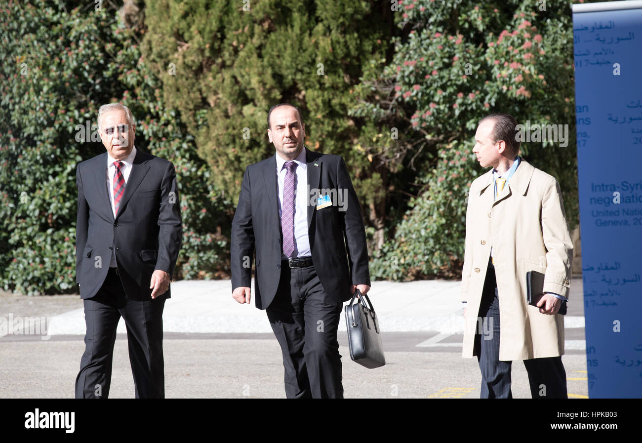 Ginevra, Svizzera. Il 23 febbraio, 2017. La siria opposizione del capo delegazione Nasr al-Hariri (C) arriva presso il Palais des Nations a Ginevra, Svizzera, Feb 23, 2017. L'ultimo round di colloqui di pace della Siria ha dato dei calci a fuori di giovedì a Ginevra, cercando di rompere un fine politico per i cinque anni di conflitto in Siria. Credito: Xu Jinquan/Xinhua/Alamy Live News Foto Stock