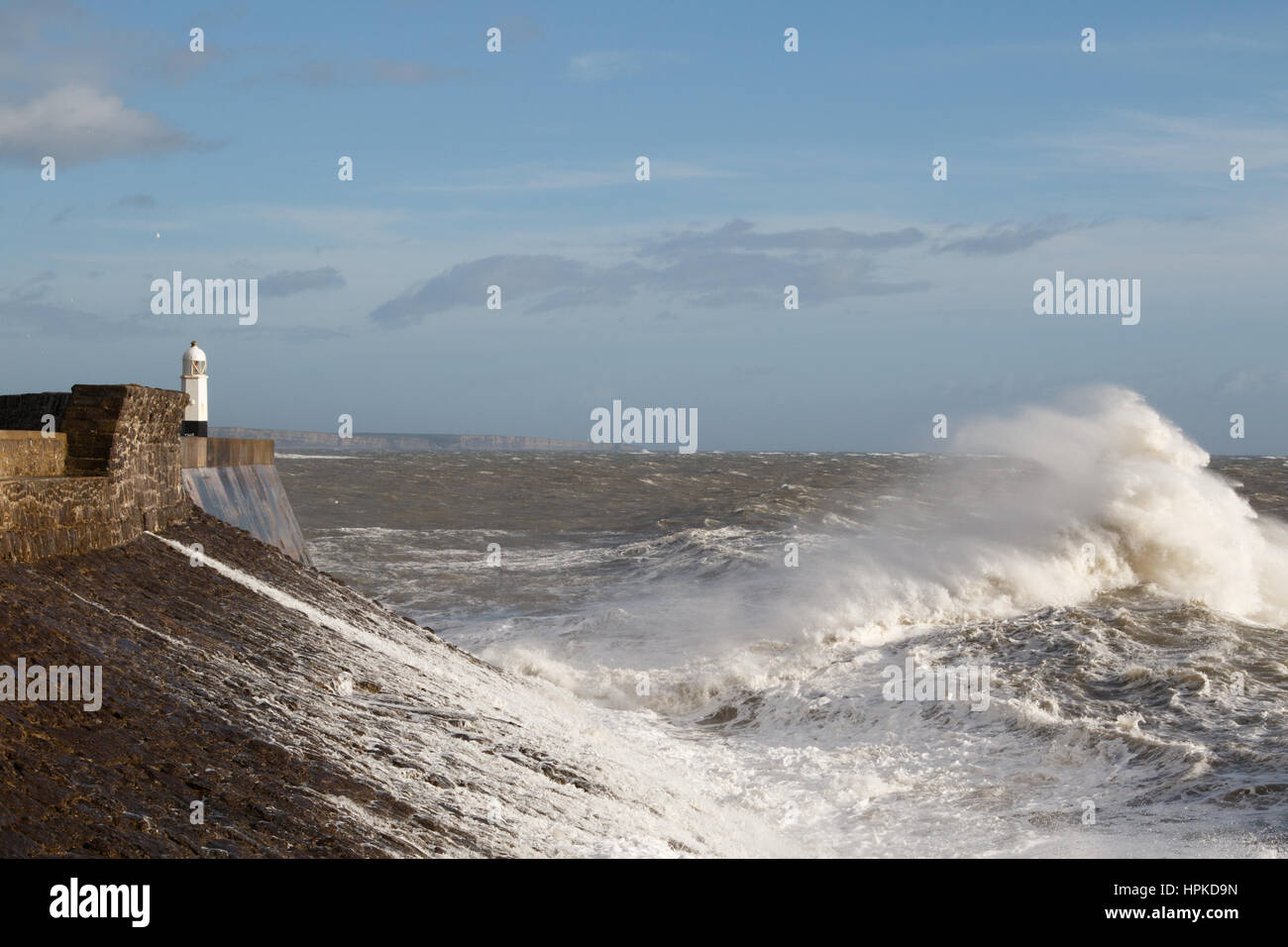 Porthcawl, South Wales, Regno Unito. Il 23 febbraio, 2017. Tempesta Doris. Onde enormi pound Porthcawl, come vento fino a 100mph influenzano il paese. Credito: Andrew Bartlett/Alamy Live News Foto Stock