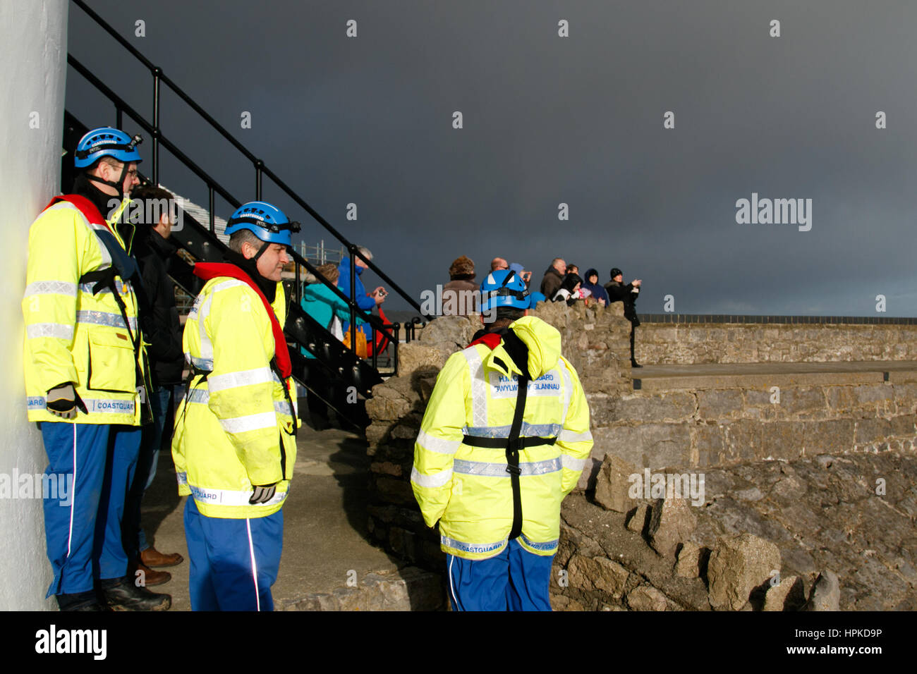 Porthcawl, South Wales, Regno Unito. Il 23 febbraio, 2017. Tempesta Doris. Onde enormi pound Porthcawl, come vento fino a 100mph influenzano il paese. Credito: Andrew Bartlett/Alamy Live News Foto Stock