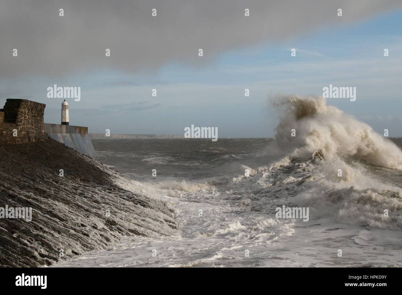 Porthcawl, South Wales, Regno Unito. Il 23 febbraio, 2017. Tempesta Doris. Onde enormi pound Porthcawl, come vento fino a 100mph influenzano il paese. Credito: Andrew Bartlett/Alamy Live News Foto Stock