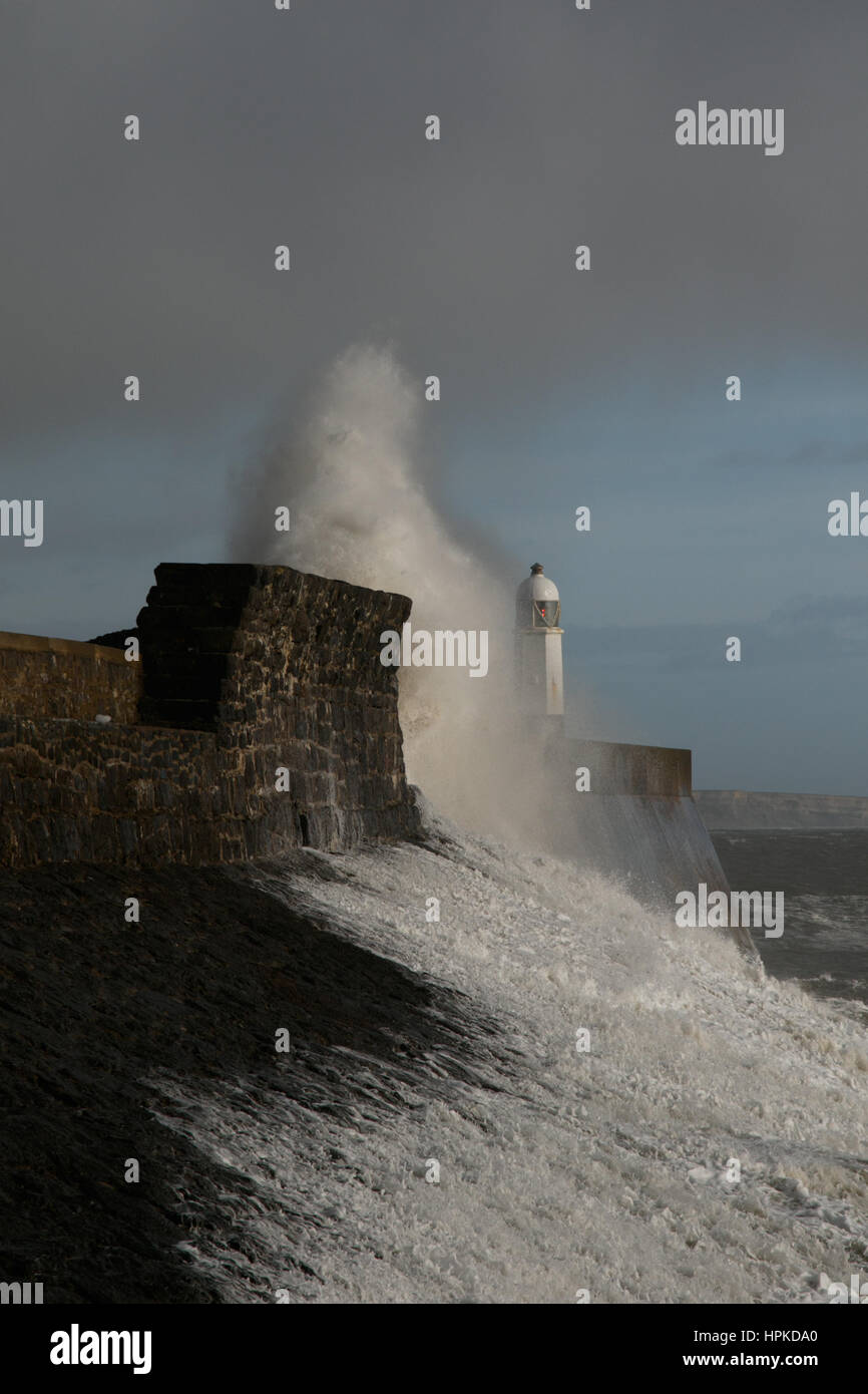 Porthcawl, South Wales, Regno Unito. Il 23 febbraio, 2017. Tempesta Doris. Onde enormi pound Porthcawl, come vento fino a 100mph influenzano il paese. Credito: Andrew Bartlett/Alamy Live News Foto Stock