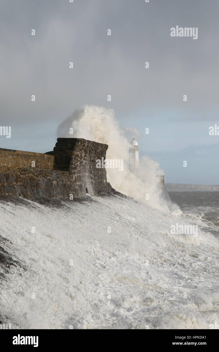 Porthcawl, South Wales, Regno Unito. Il 23 febbraio, 2017. Tempesta Doris. Onde enormi pound Porthcawl, come vento fino a 100mph influenzano il paese. Credito: Andrew Bartlett/Alamy Live News Foto Stock