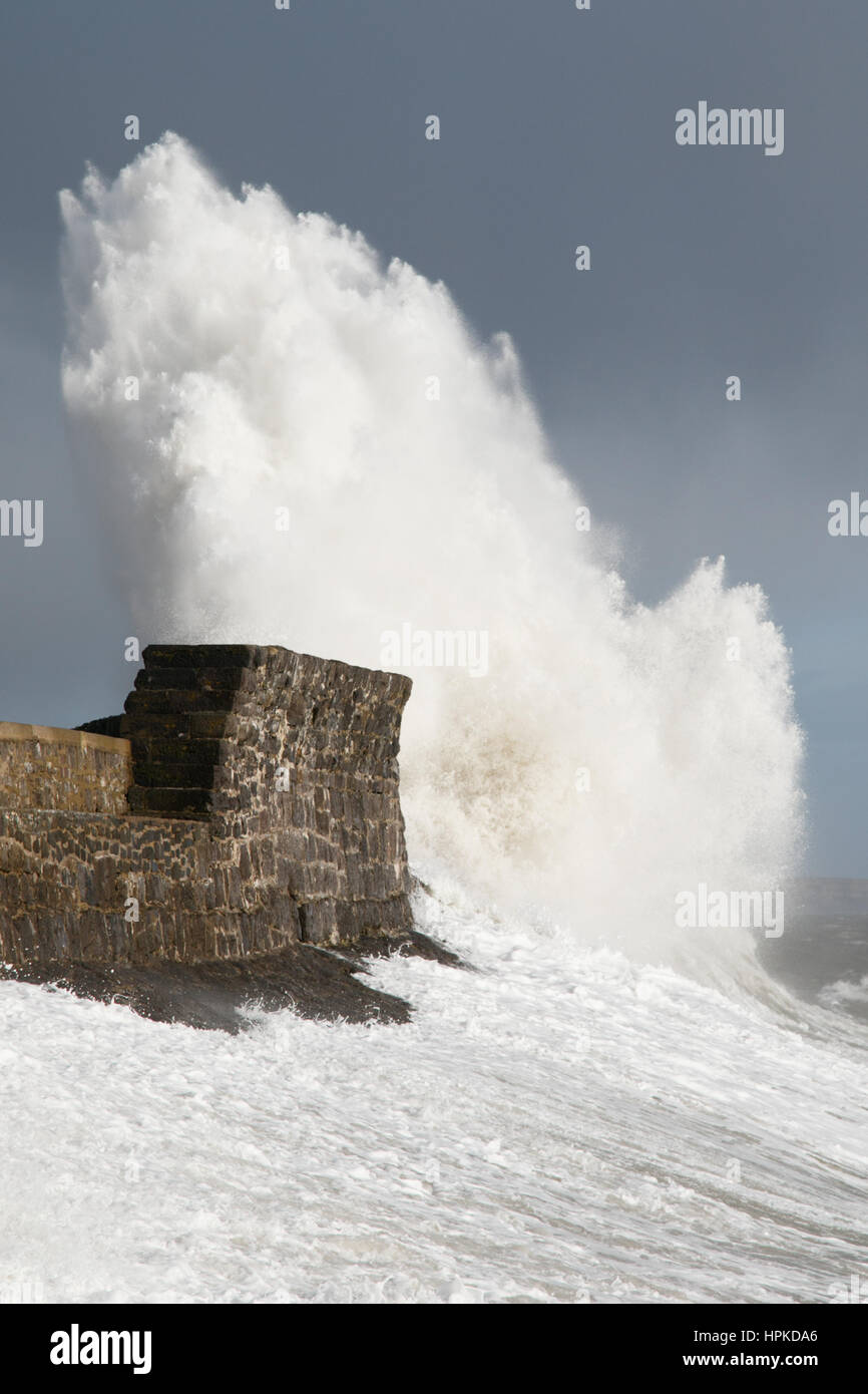 Porthcawl, South Wales, Regno Unito. Il 23 febbraio, 2017. Tempesta Doris. Onde enormi pound Porthcawl, come vento fino a 100mph influenzano il paese. Credito: Andrew Bartlett/Alamy Live News Foto Stock