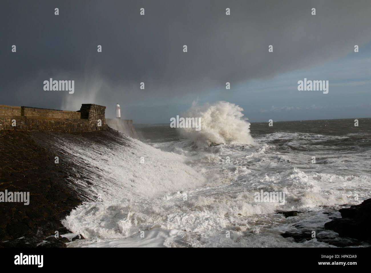 Porthcawl, South Wales, Regno Unito. Il 23 febbraio, 2017. Tempesta Doris. Onde enormi pound Porthcawl, come vento fino a 100mph influenzano il paese. Credito: Andrew Bartlett/Alamy Live News Foto Stock