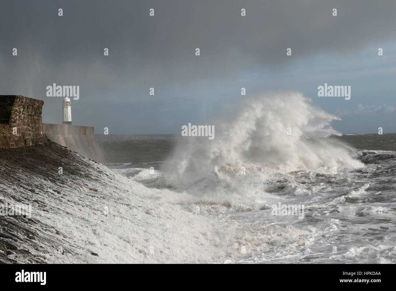 Porthcawl, South Wales, Regno Unito. Il 23 febbraio, 2017. Tempesta Doris. Onde enormi pound Porthcawl, come vento fino a 100mph influenzano il paese. Credito: Andrew Bartlett/Alamy Live News Foto Stock