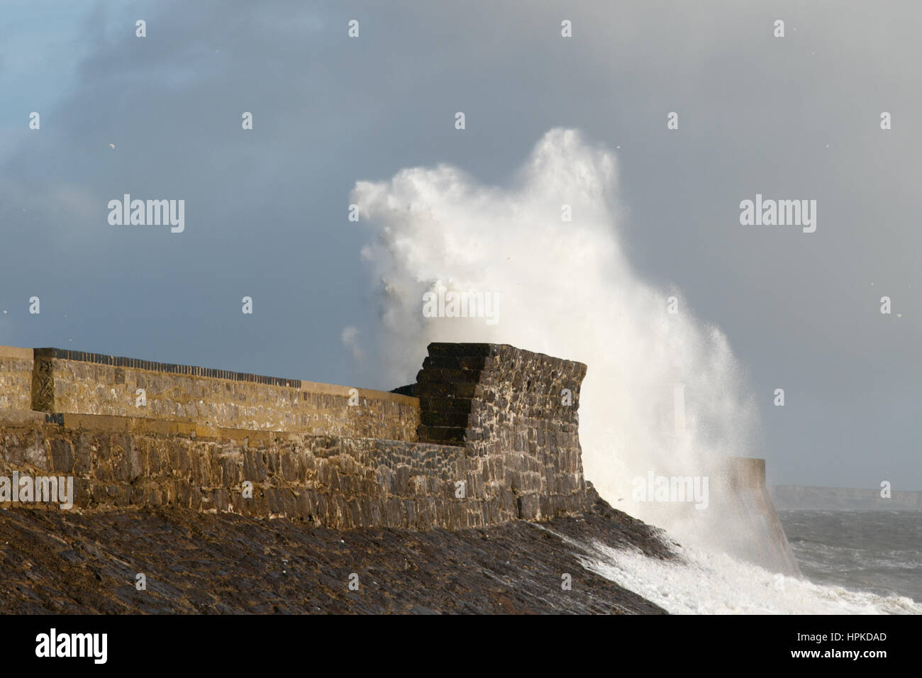 Porthcawl, South Wales, Regno Unito. Il 23 febbraio, 2017. Tempesta Doris. Onde enormi pound Porthcawl, come vento fino a 100mph influenzano il paese. Credito: Andrew Bartlett/Alamy Live News Foto Stock