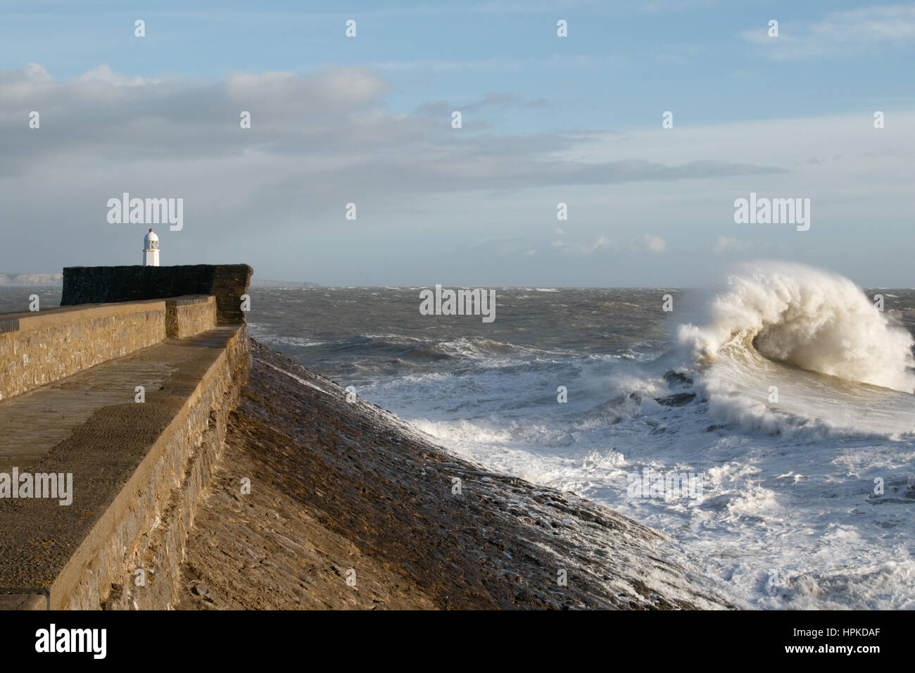 Porthcawl, South Wales, Regno Unito. Il 23 febbraio, 2017. Tempesta Doris. Onde enormi pound Porthcawl, come vento fino a 100mph influenzano il paese. Credito: Andrew Bartlett/Alamy Live News Foto Stock